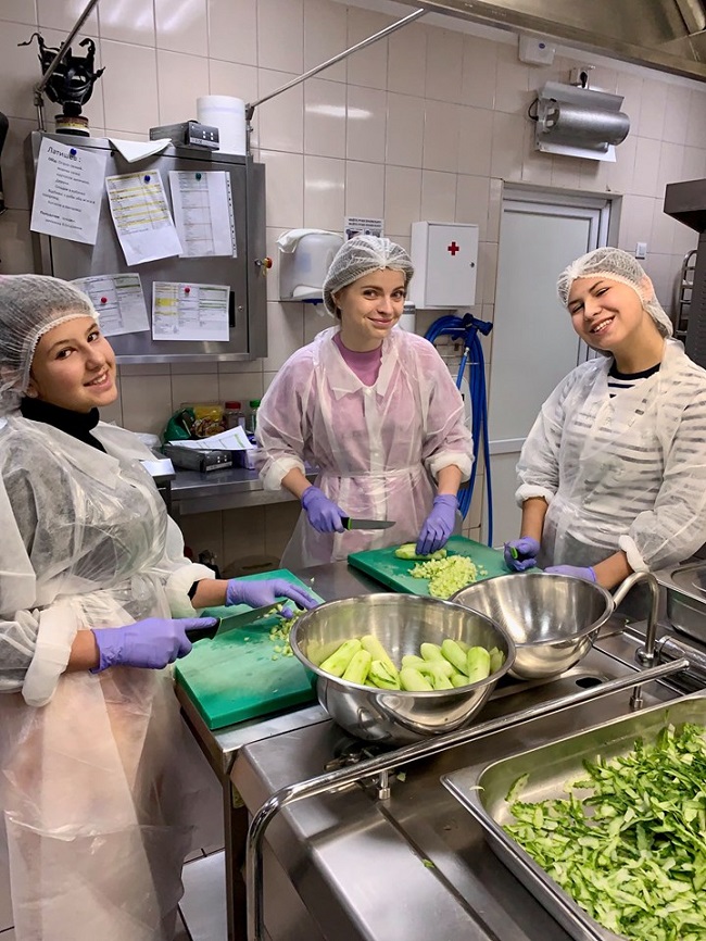 15-летняя дочь Зеленского накормила малоимущих: появились фото