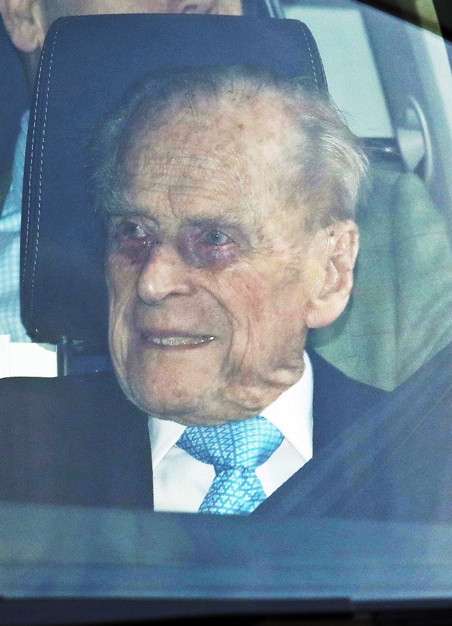 Муж Елизаветы II покинул больницу: фото и видео с истощенным принцем