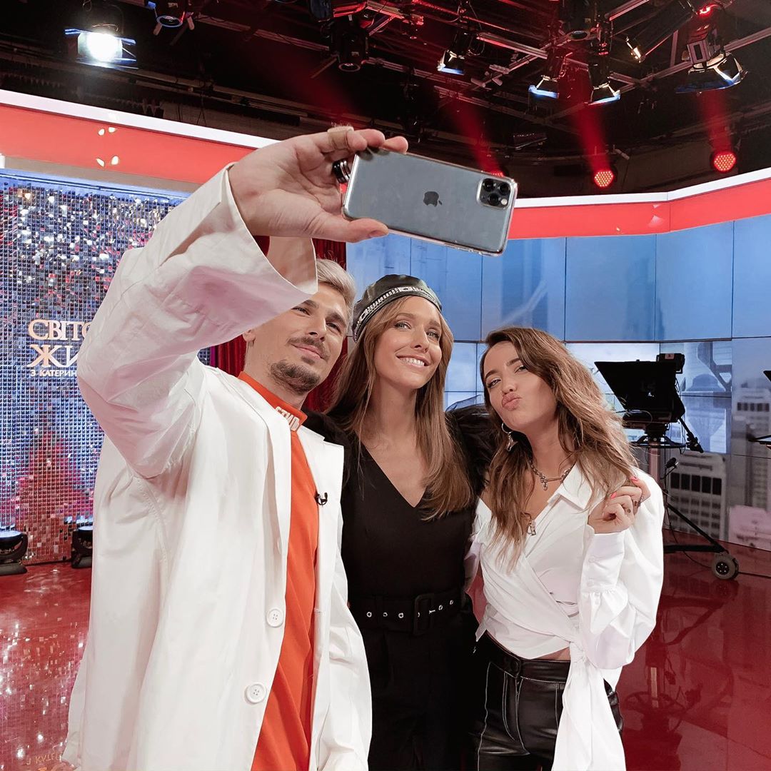 Надя Дорофеева соблазняет идеальными формами в экстремально облегающих кожаных брюках