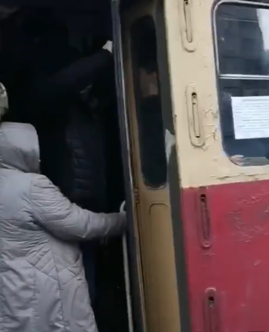 Украина погрузилась в транспортный коллапс: по 10 человек и все в масках