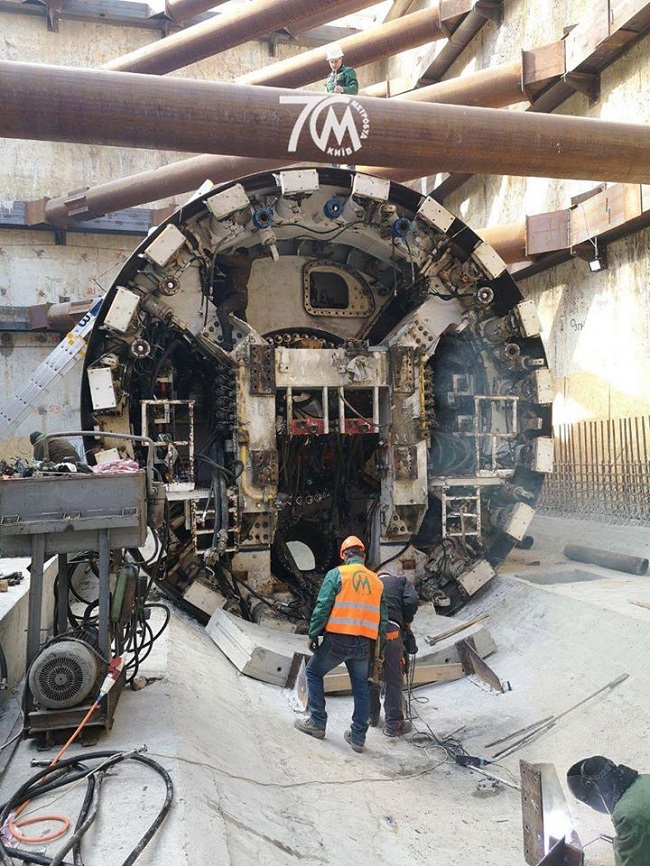 Метро на Виноградарь: строители показали гигантскую машину для тоннелей