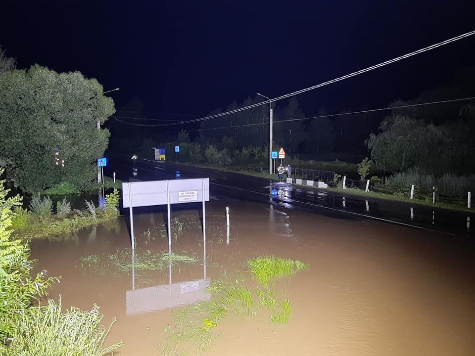 Поваленные деревья и затопленные улицы: под Ровно разбушевалась непогода