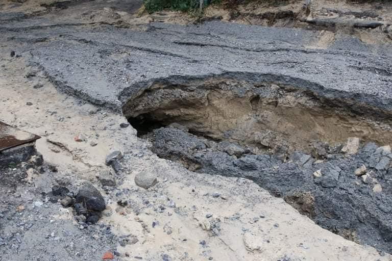 У Дніпрі сильна злива розмила дорогу: фото і відео інциденту