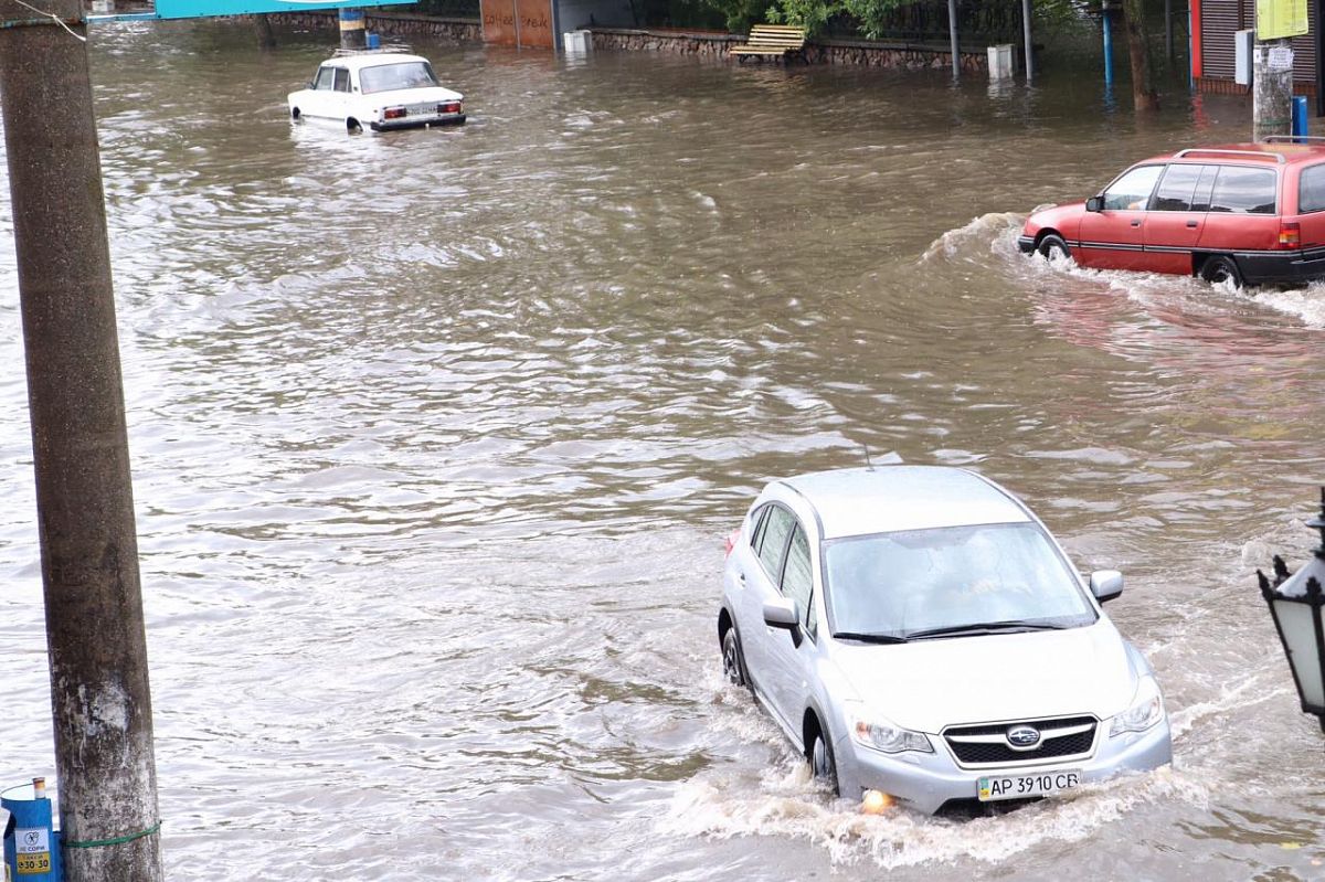 Люди бродили по колено в воде: ливнем затопило еще один курорт на Азовском море