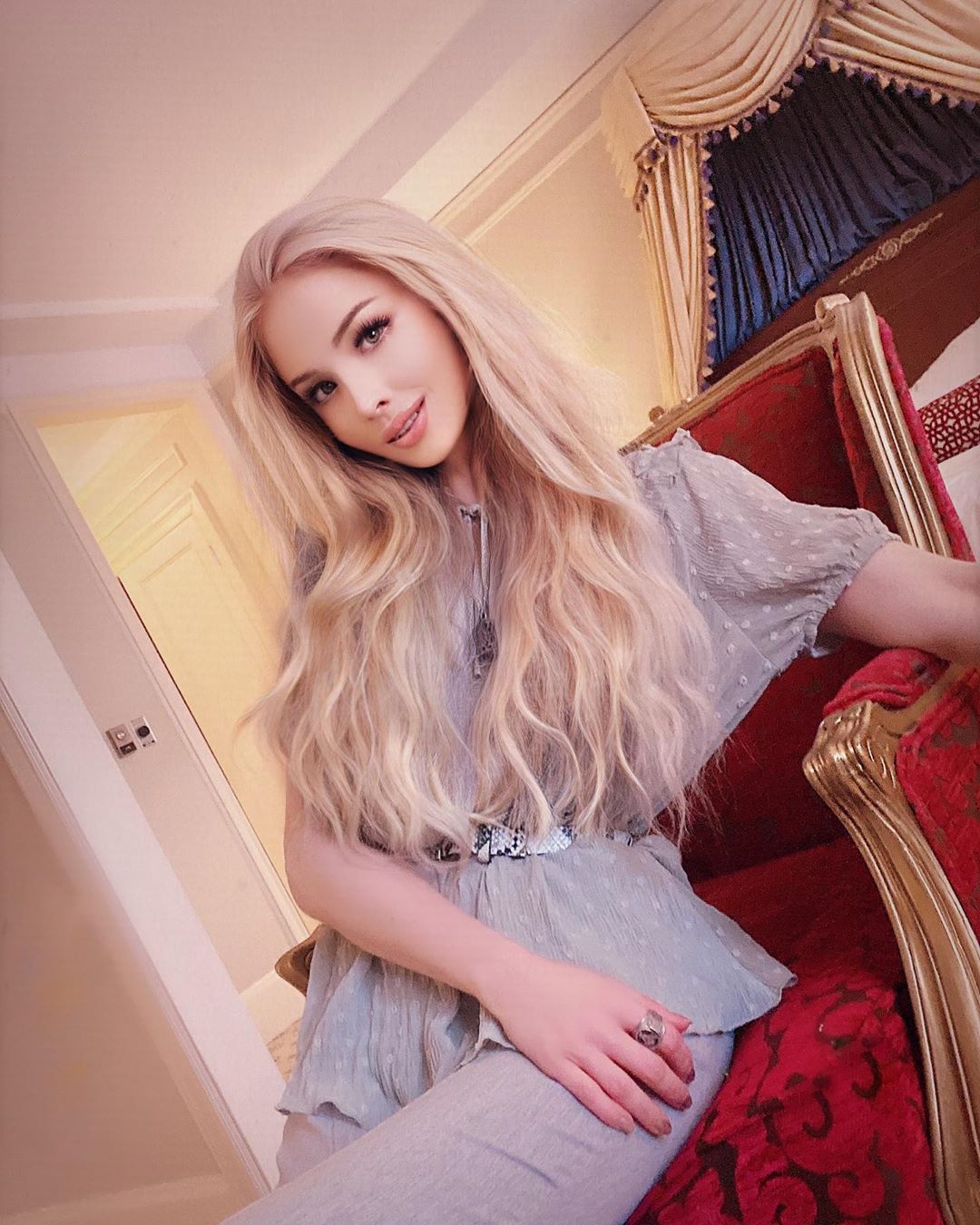 Одесская Барби, которая хотела покончить с собой, стала масоном: ее новые фото поражают