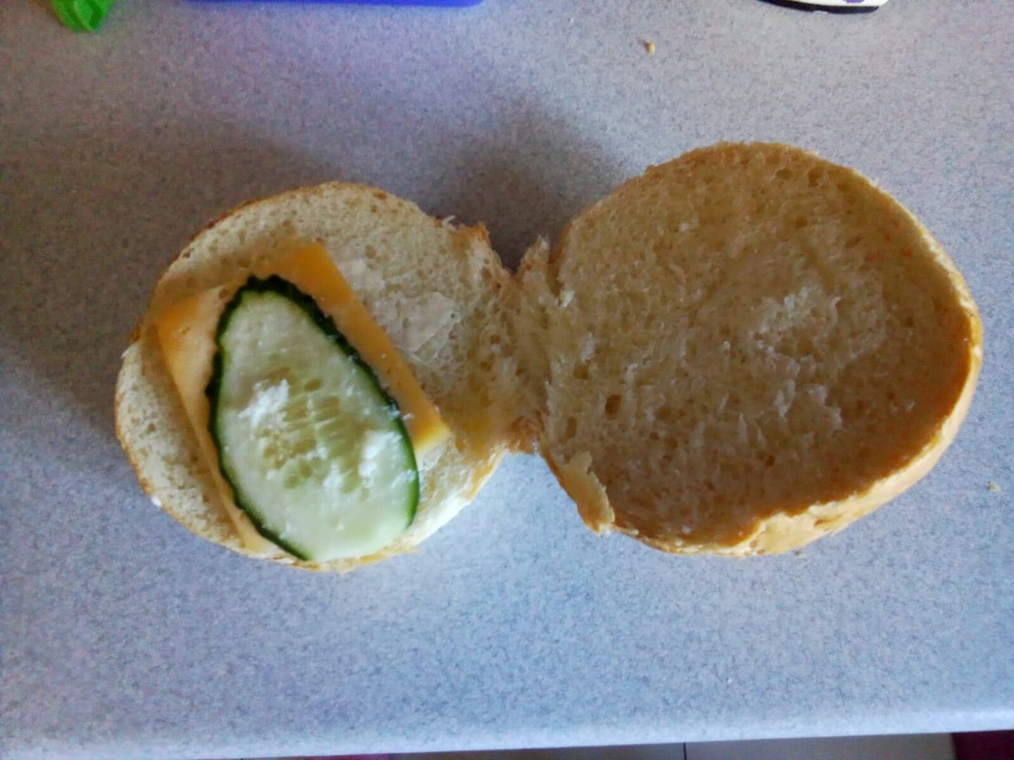 Сухая булка с маслом и гнилое яблоко: чем кормят детей в украинских школах