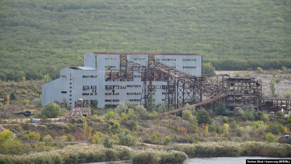 Воду для Крыма хотят качать из озера для хранения отходов (фото)