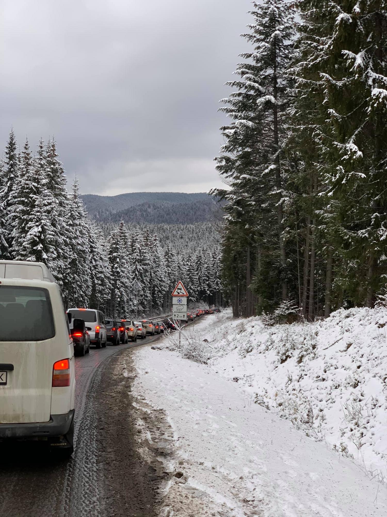 Перший день локдауну: кілометрові черги з авто на Буковель показали на фото