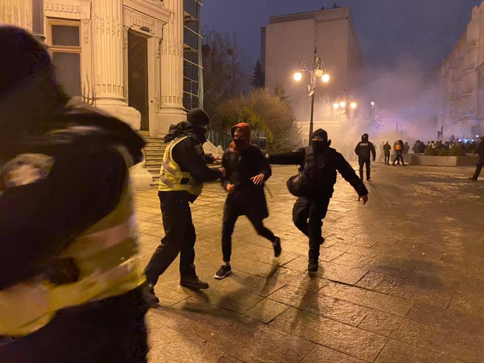 Драка, газ и пострадавшие: видео с митинга за Стерненко в центре Киева