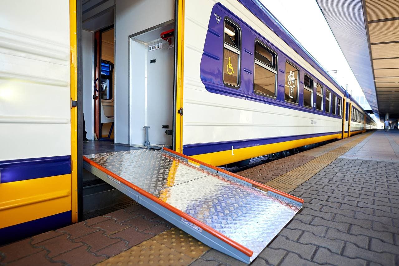 Укрзализныця запускает инклюзивную электричку: фото и схема уникального украинского поезда