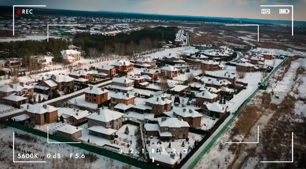 Особняк Осадчей и Горбунова под Киевом засветили на видео: как выглядит звездное жилье