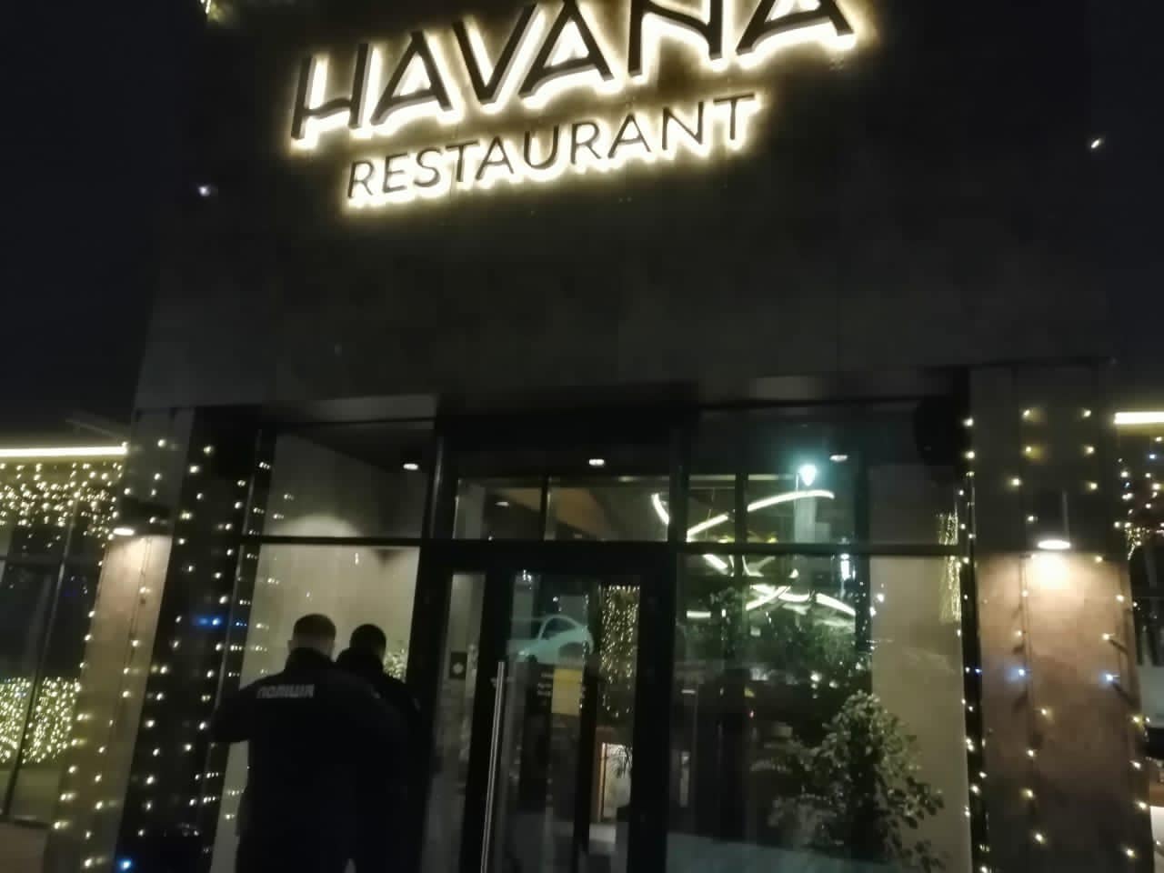 В Киеве полиция взяла штурмом элитный ресторан из-за нарушения карантина (видео)