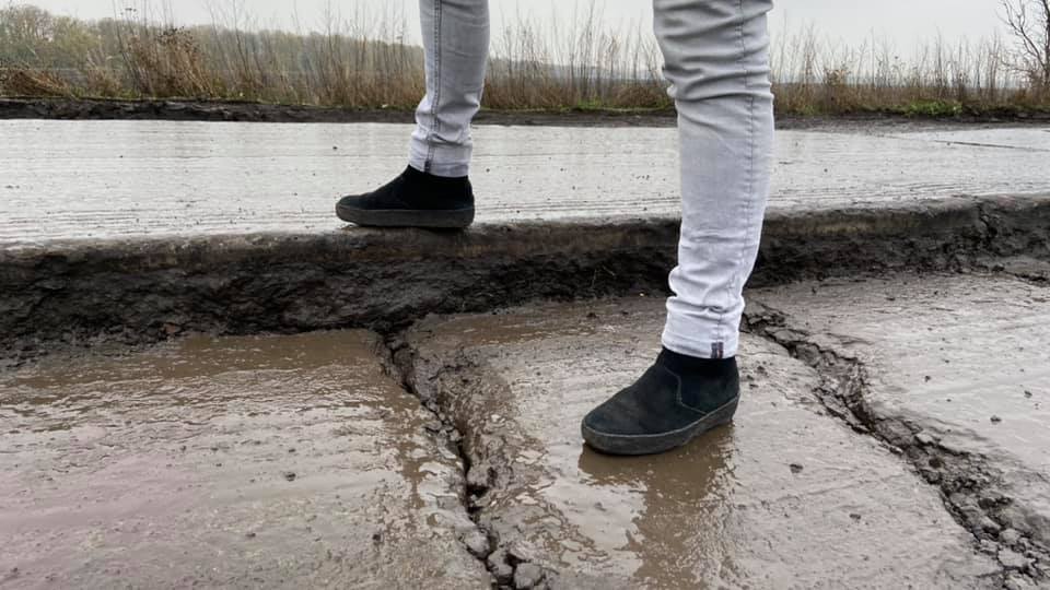 Плиты шевелятся будто живые: украинцев ужаснула трасса международного значения