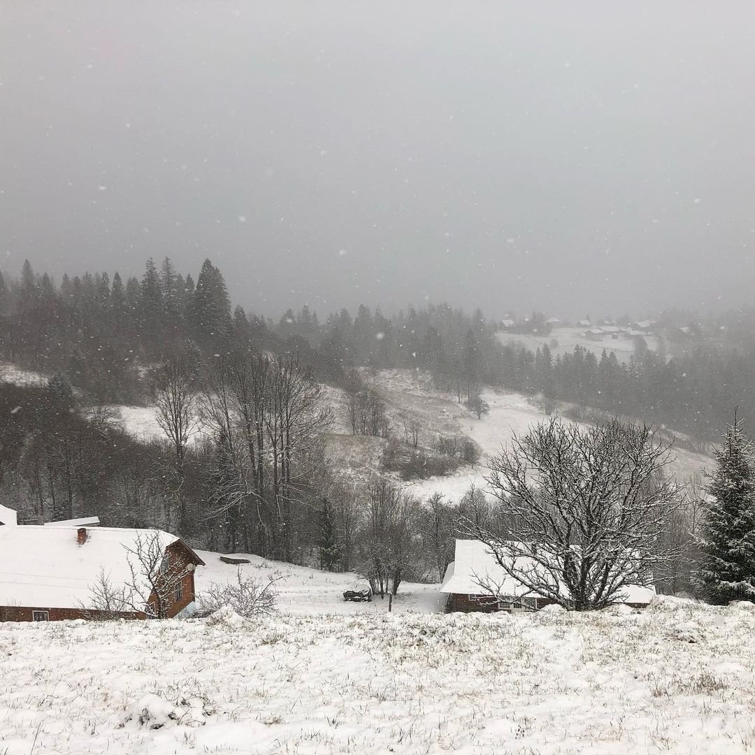 Западную Украину засыпало снегом: дети лепят снеговиков