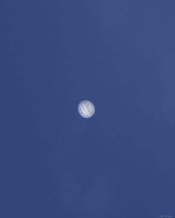 Сатурн и Юпитер "соединились" в небе впервые за 800 лет: яркие фото и видео