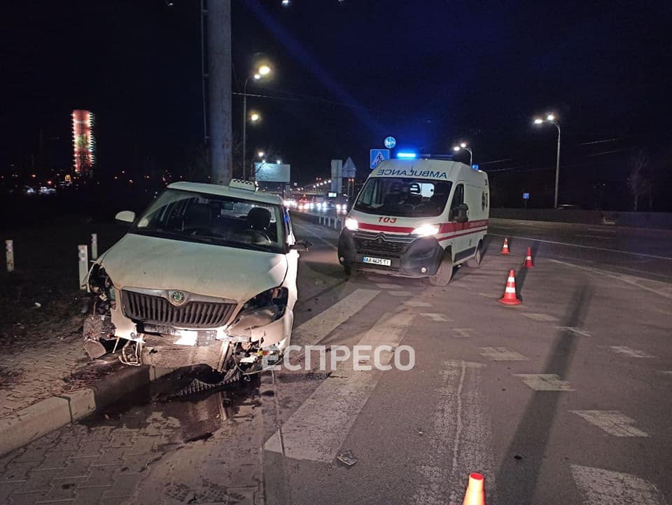 В Киеве таксист умер за рулем во время движения: неуправляемое авто вылетело на тротуар