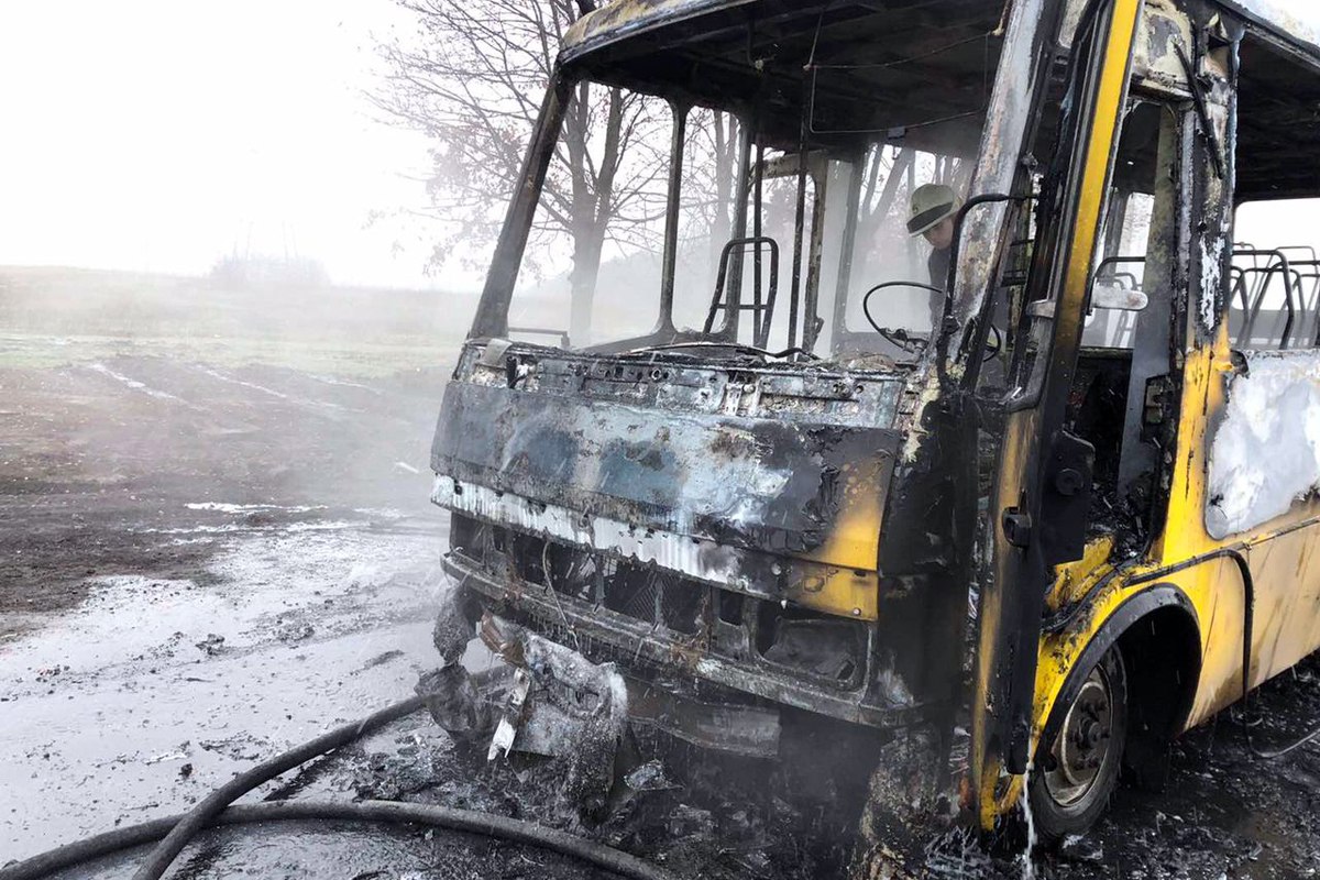 Под Днепром автобус с пассажирами загорелся на ходу: пламя охватило весь салон