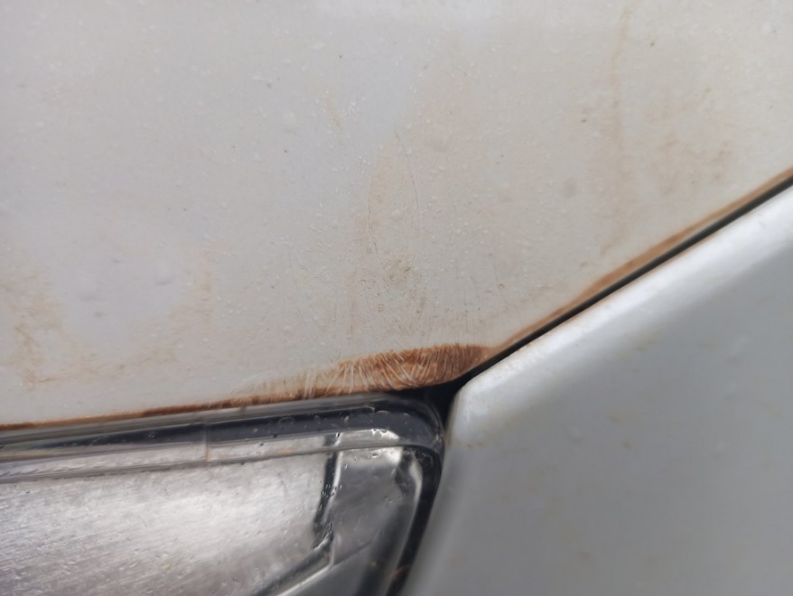 Європу засипало кольоровим снігом: фото незвичайного явища