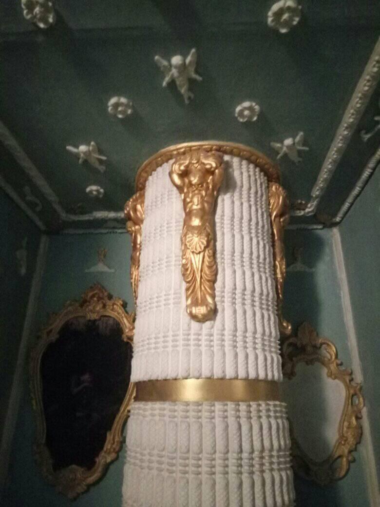 Пенсионер превратил подъезд в Киеве в настоящий Версаль: лепнина, позолота и много картин