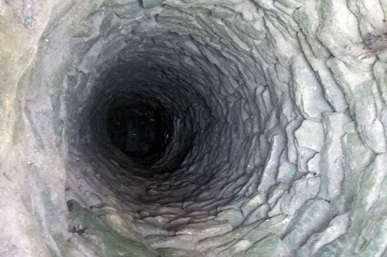 Под Хмельницким девочка упала в 17-метровый колодец, и мать бросилась за ней