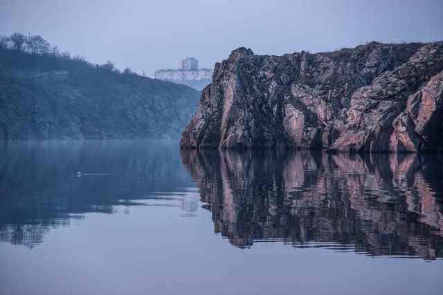 Фотограф показал мистический рассвет над Хортицей: таким остров еще не видели
