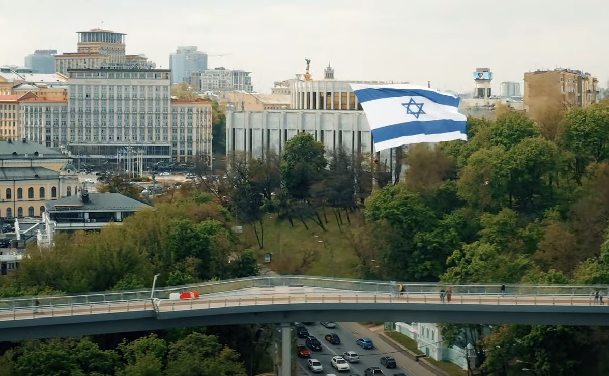 Над Києвом пролетів величезний прапор Ізраїлю: відео та фото акції