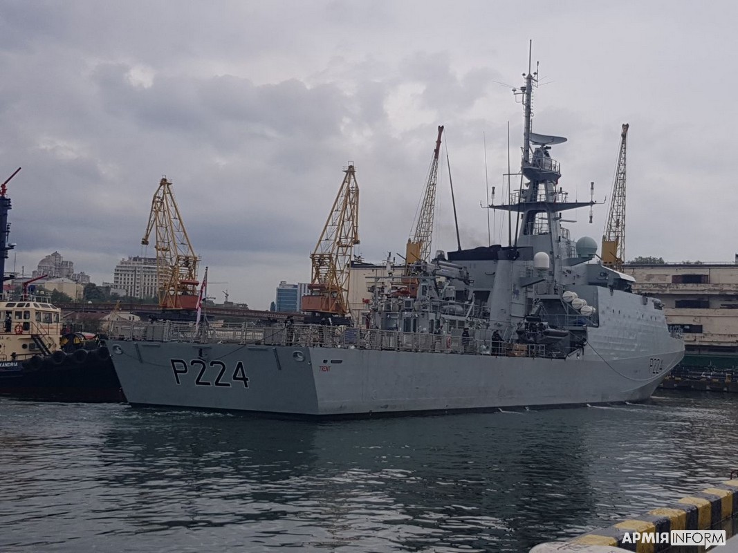 Корабль Королевского флота Британии вошел в порт Одессы: фото судна