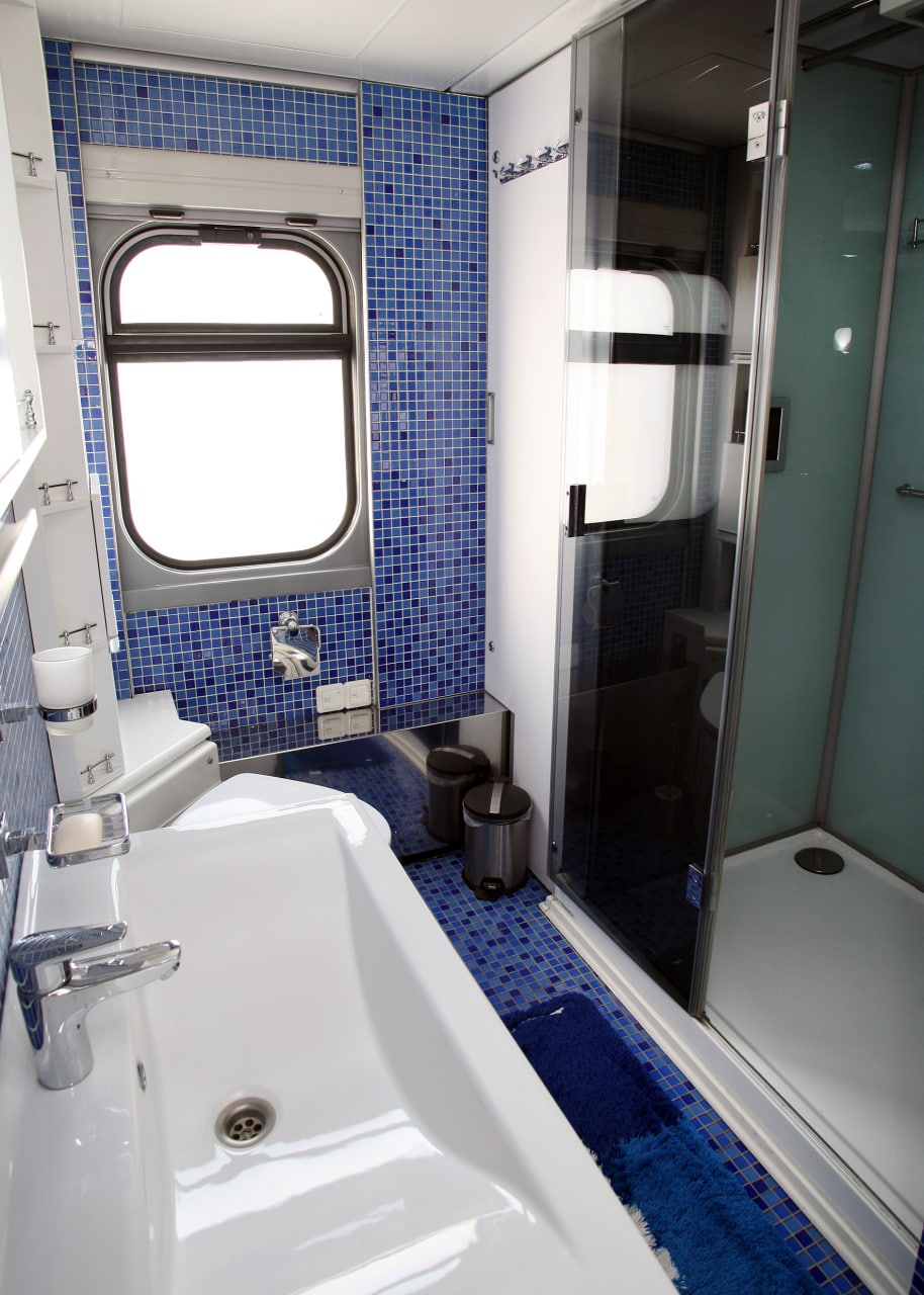 Кухня, спальня и душ: фото самых роскошных вагонов Укрзализныци