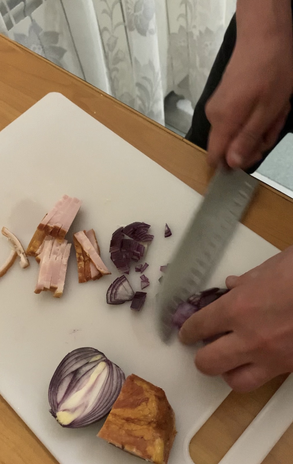 Шеф-кухар розповів, як легко приготувати ресторанну пасту "Карбонара" вдома