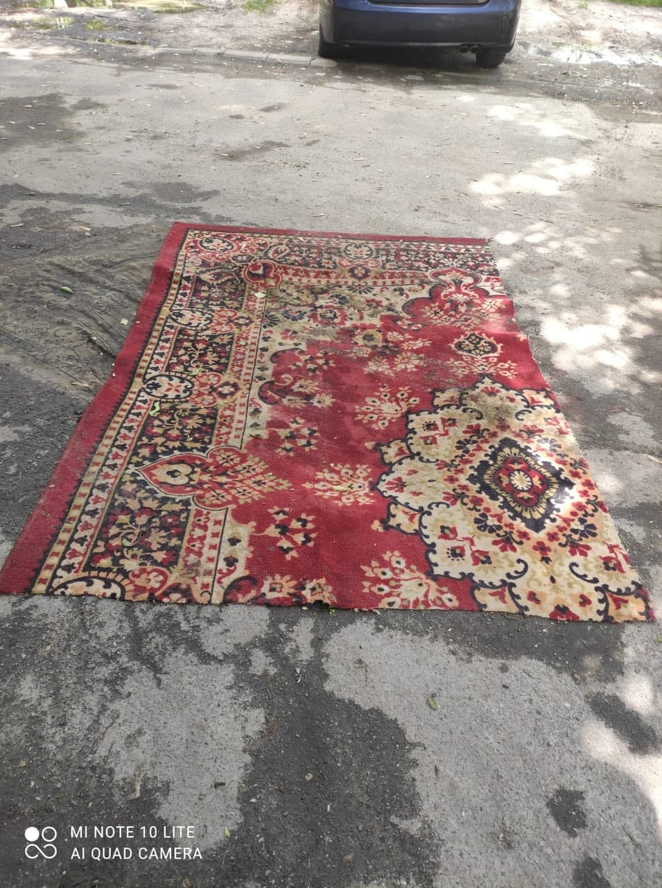 У Києві люди "залатали" ями на дорозі килимами (фото)