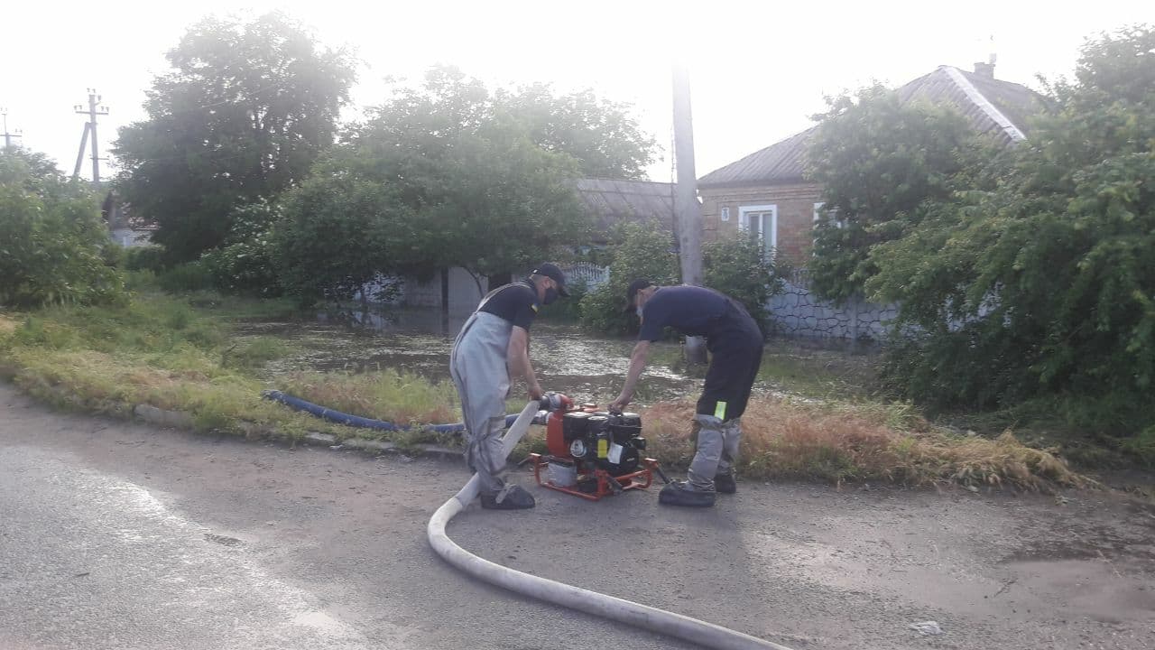 Під Харковом і Кропивницьким вулиці перетворилися на річки: затопило житлові будинки (фото)