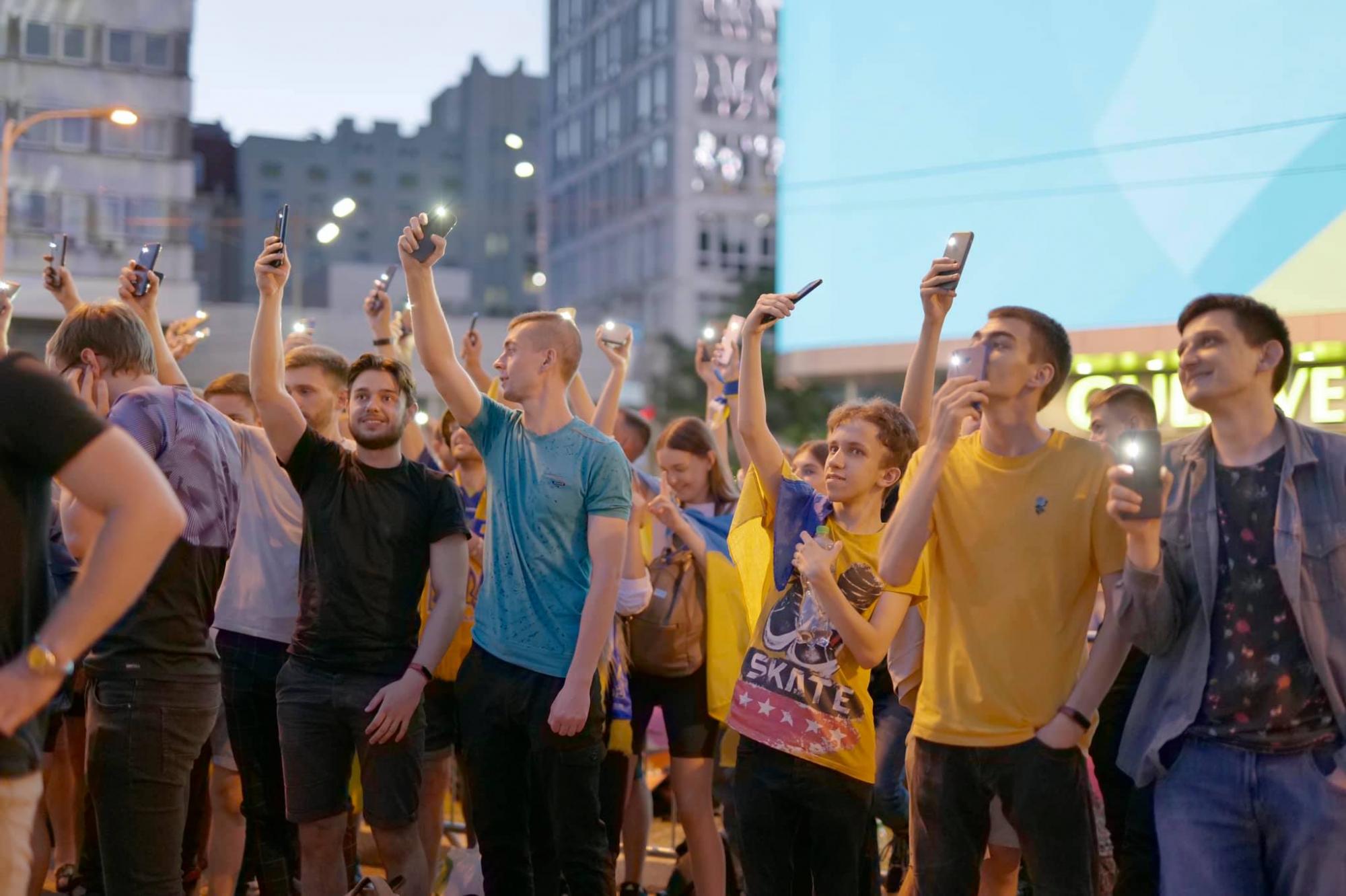 13 тисяч людей виконали гімн під час матчу Україна - Англія: потужне відео