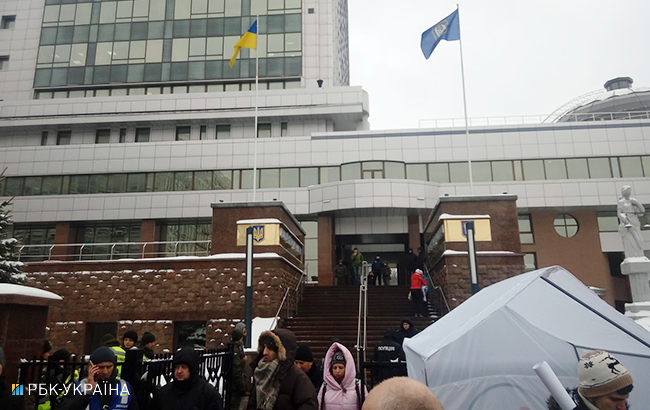 Суд над Саакашвили: под зданием около 50 сторонников политика