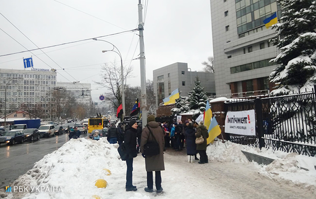 Суд над Саакашвили: под зданием около 50 сторонников политика