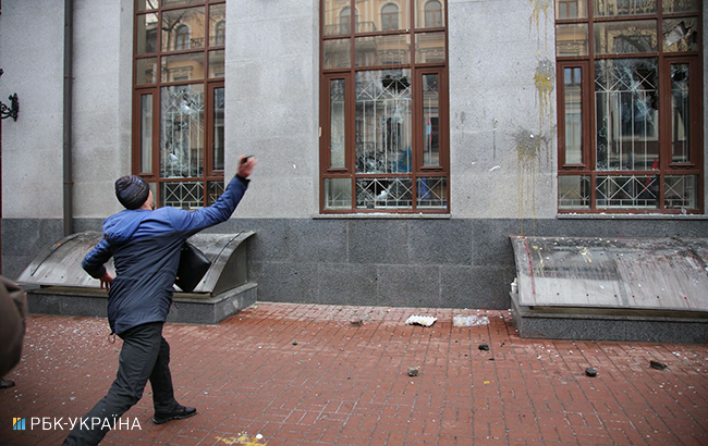 В Киеве крушили окна "Сбербанка", "Альфа-Банка" и "Россотрудничества"