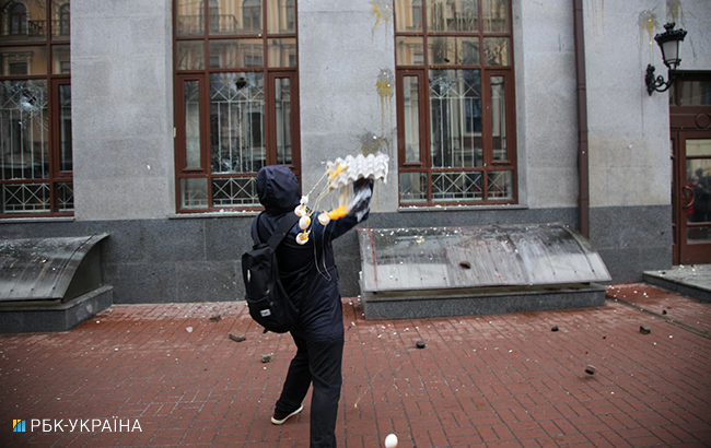 В Киеве крушили окна "Сбербанка", "Альфа-Банка" и "Россотрудничества"