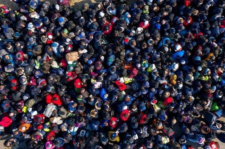 Украинцев "вытягивают" через границу волонтеры и спасатели: гигантские очереди показали с неба