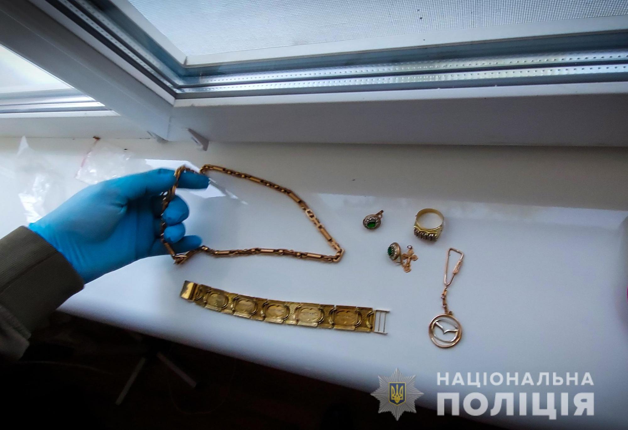 Аферистки "сняли порчу" с украинки почти за миллион: полиция просит о помощи