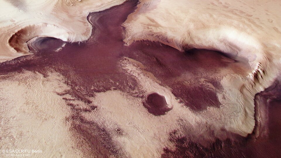 Ученые показали изображение ангела на поверхности Марса: впечатляющие фото