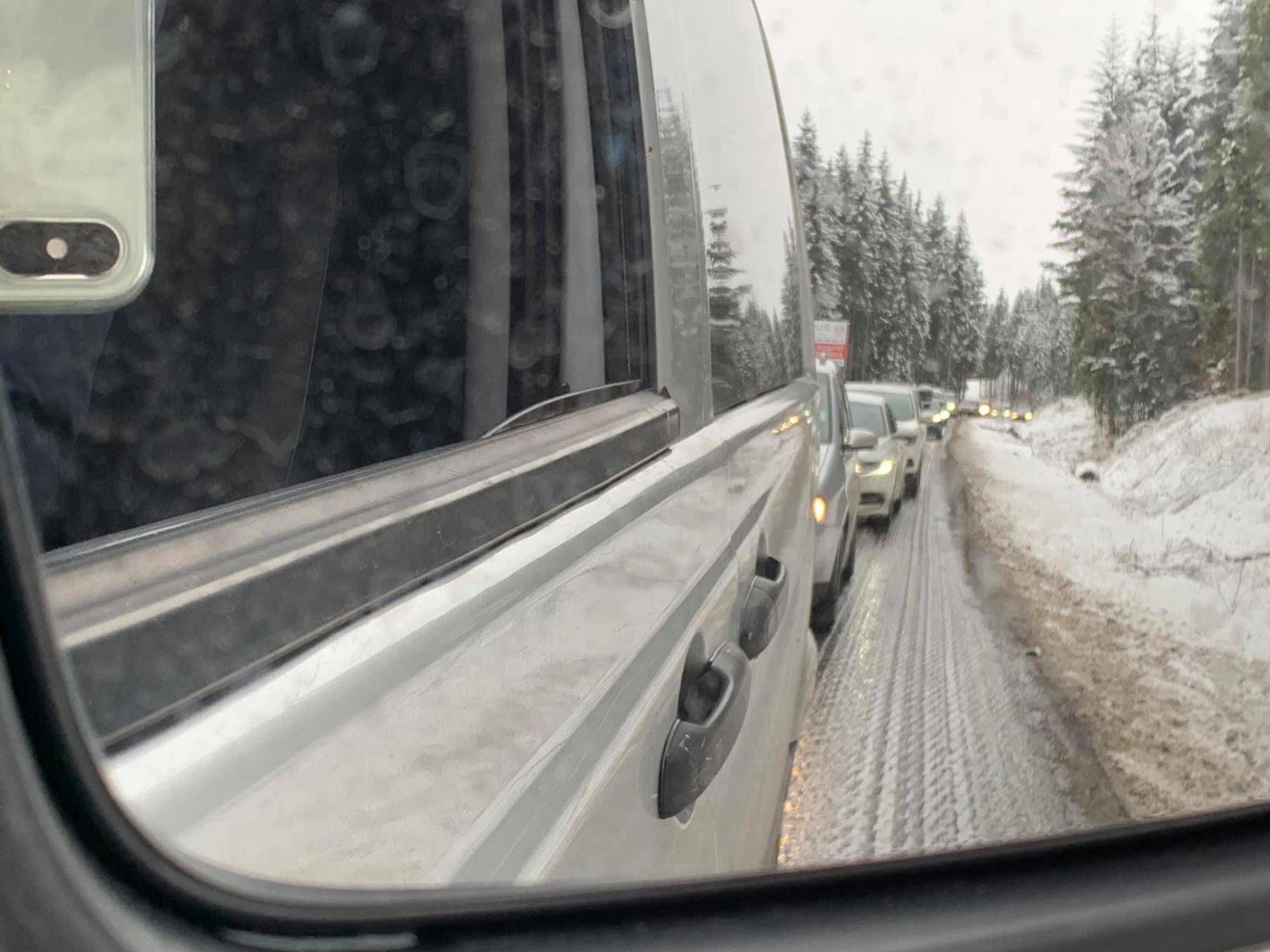 Перший день локдауну: кілометрові черги з авто на Буковель показали на фото