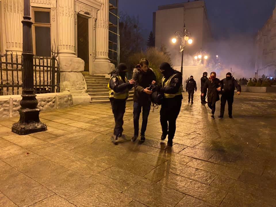 Драка, газ и пострадавшие: видео с митинга за Стерненко в центре Киева