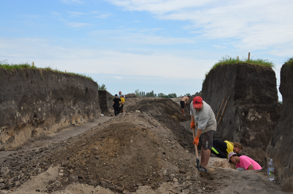 Под Луганском в кургане нашли захоронения загадочного племени с удлиненными головами (фото)