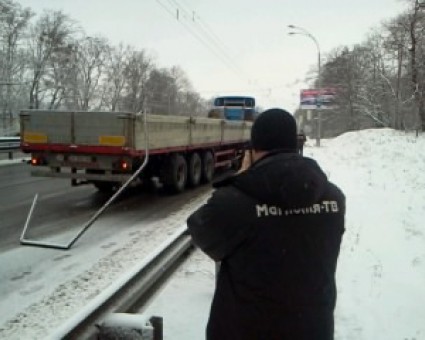 В Киеве фура снесла остановку, есть пострадавшие