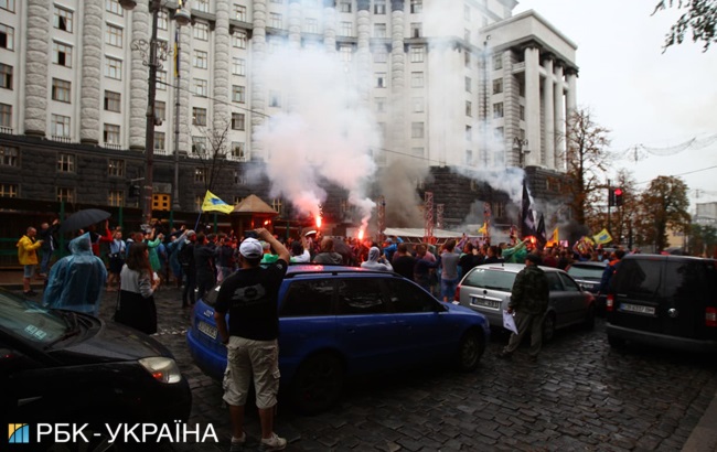 Под Радой продолжается митинг владельцев автомобилей на еврономерах (трансляция)