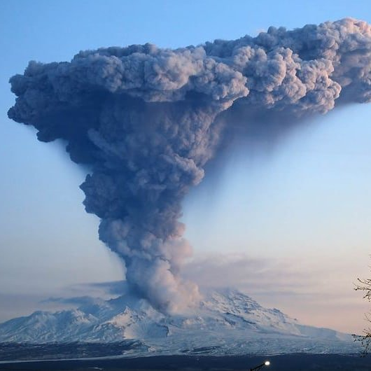 В России "рванул" древний вулкан: мощное извержение попало на видео