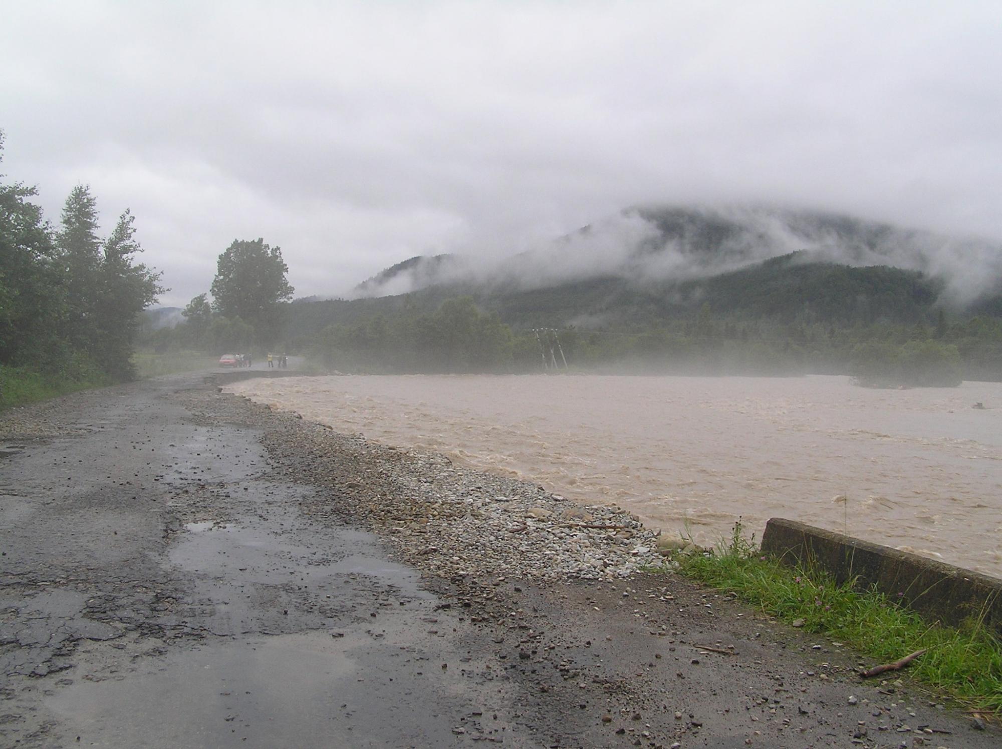Разрушительное наводнение в Карпатах: как это было в 2008-м (фото)