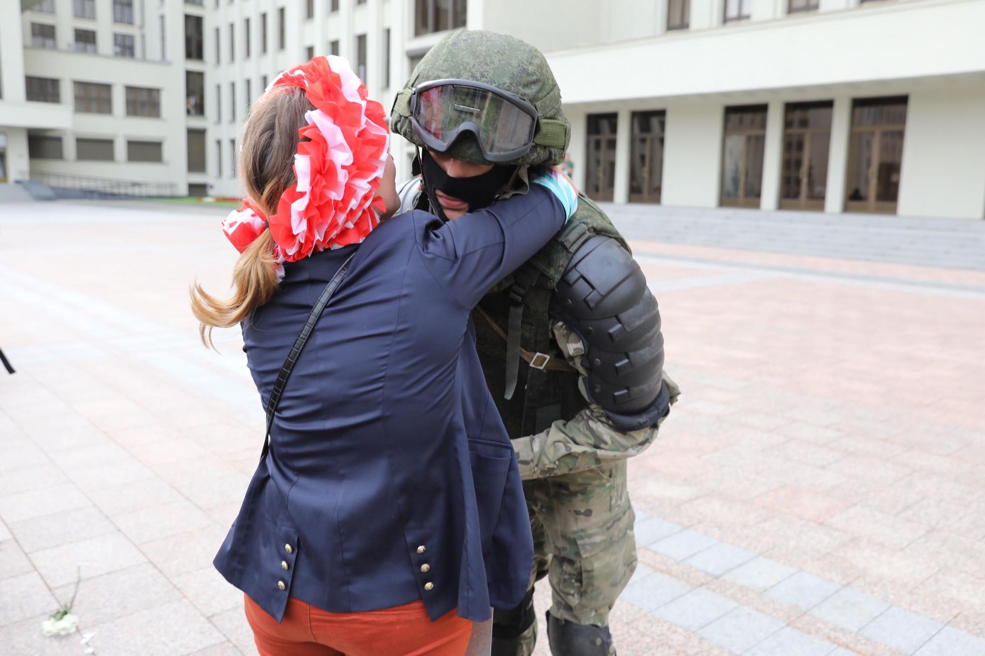 В Минске демонстранты обнимают силовиков, а те опускают щиты: душевные кадры