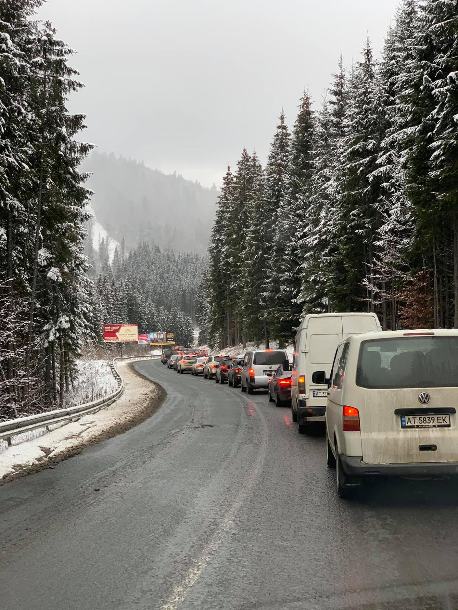 Перший день локдауну: кілометрові черги з авто на Буковель показали на фото