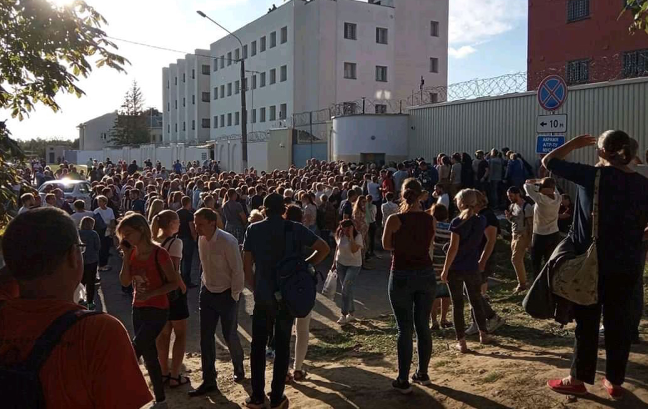 Ланцюг солідарності в Білорусі: силовики почали переходити на бік демонстрантів (фото і відео)