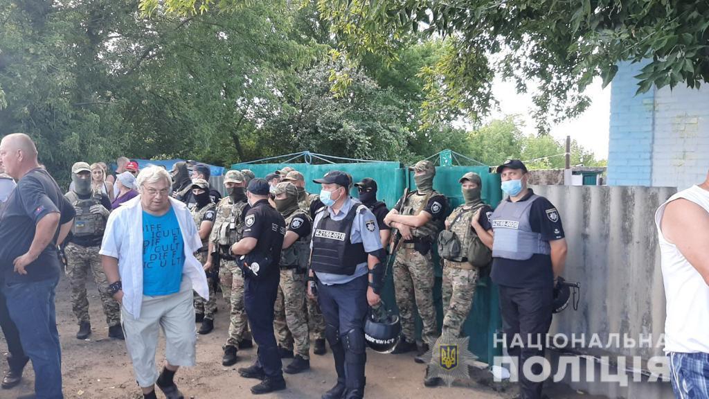 Під Харковом евакуювали ромів, проти яких ополчилося село (відео)